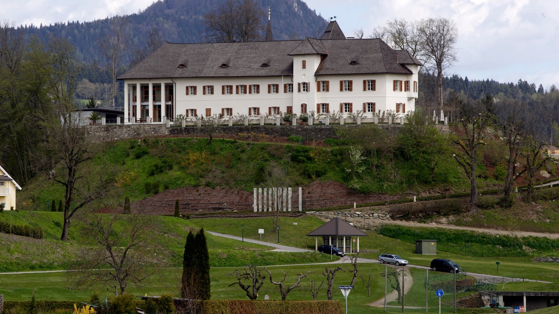 Tour-Detail Historisches Schloss auf einem Hügel mit Bergen im Hintergrund