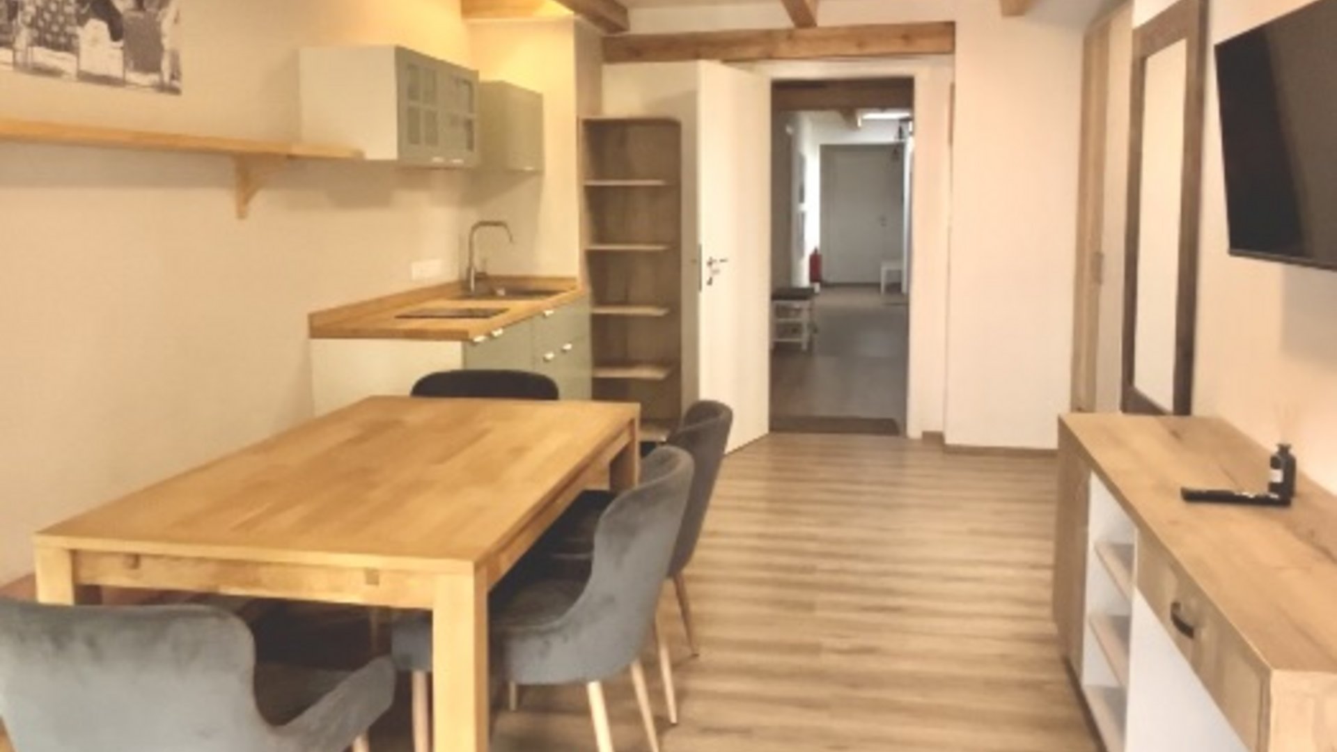 Moderner Essbereich mit Holztisch und grauen Stühlen