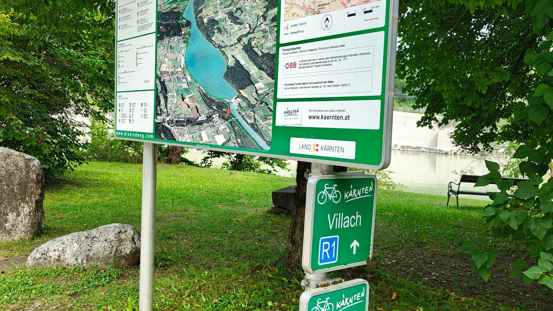 Tauernradweg © Drauradweg Wirte - Claudia Tscherne Wegweiser und Karte des Drauradwegs in Kärnten, Österreich