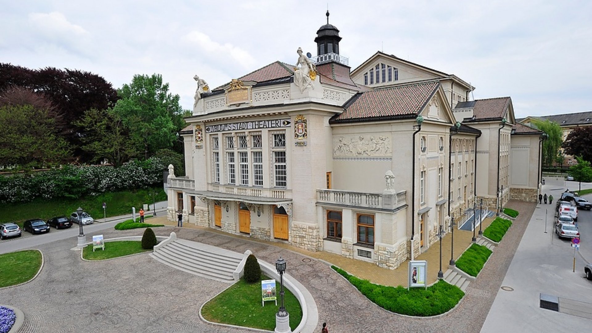 Tour-Detail Außenansicht des historischen Völkermarkter Stadttheaters bei bewölktem Himmel